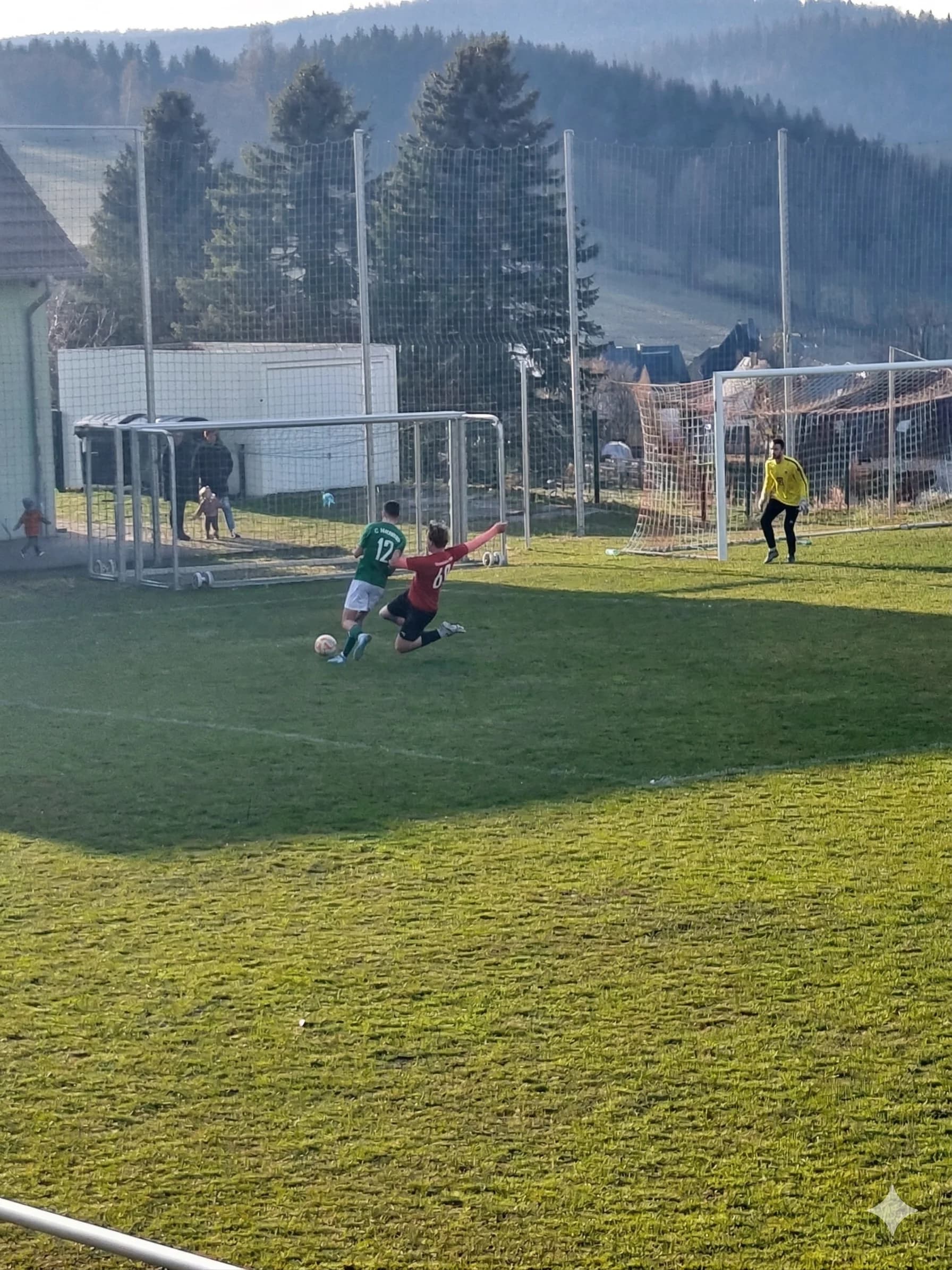 Sieg im Hitzekessel von Erla: Der FC Schönheide stürmt an die Spitze!