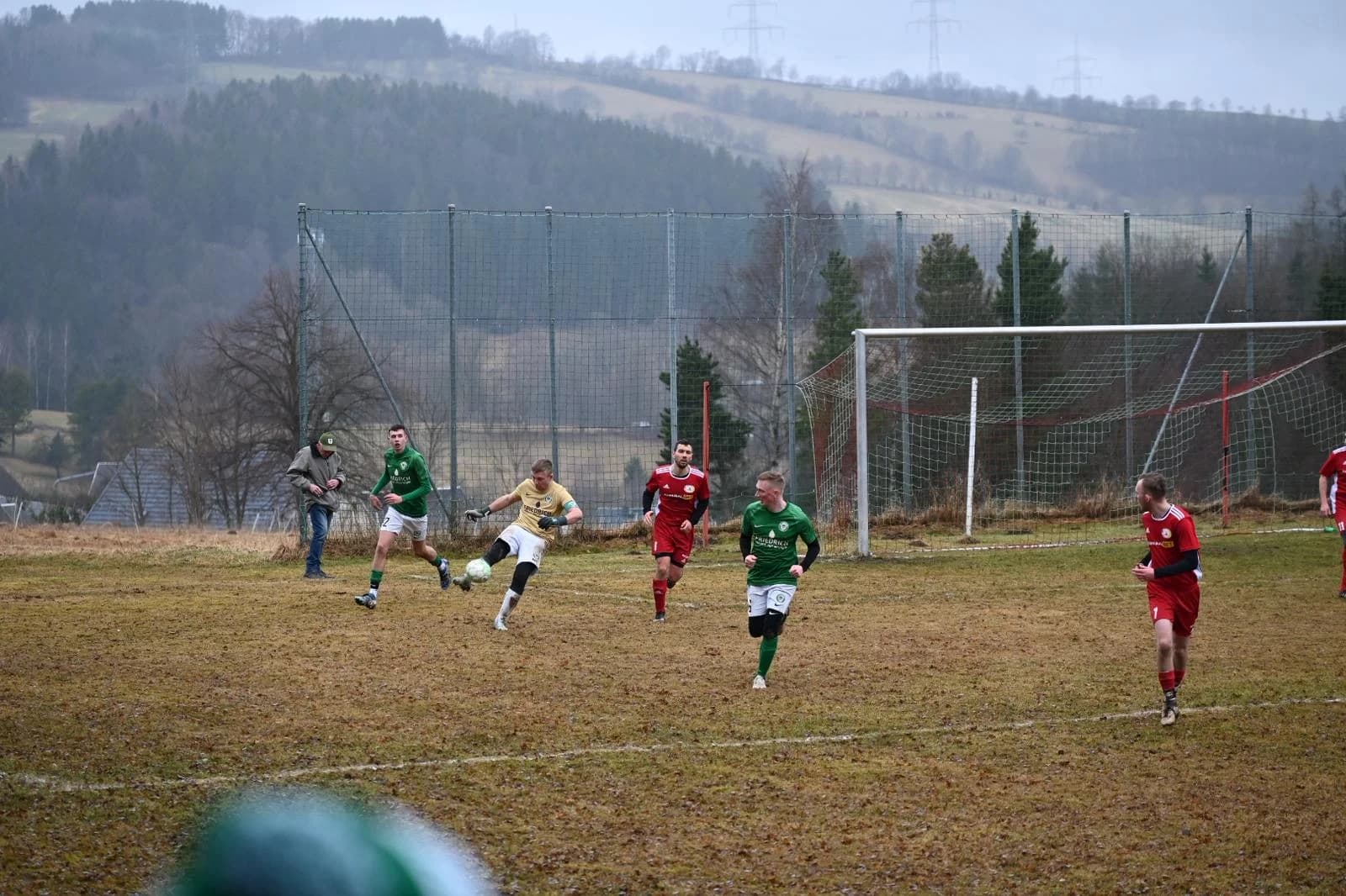 Halbfinal-Ticket gebucht! FC Schönheide erkämpft sich 3:0-Auswärtssieg auf tiefem Geläuf
